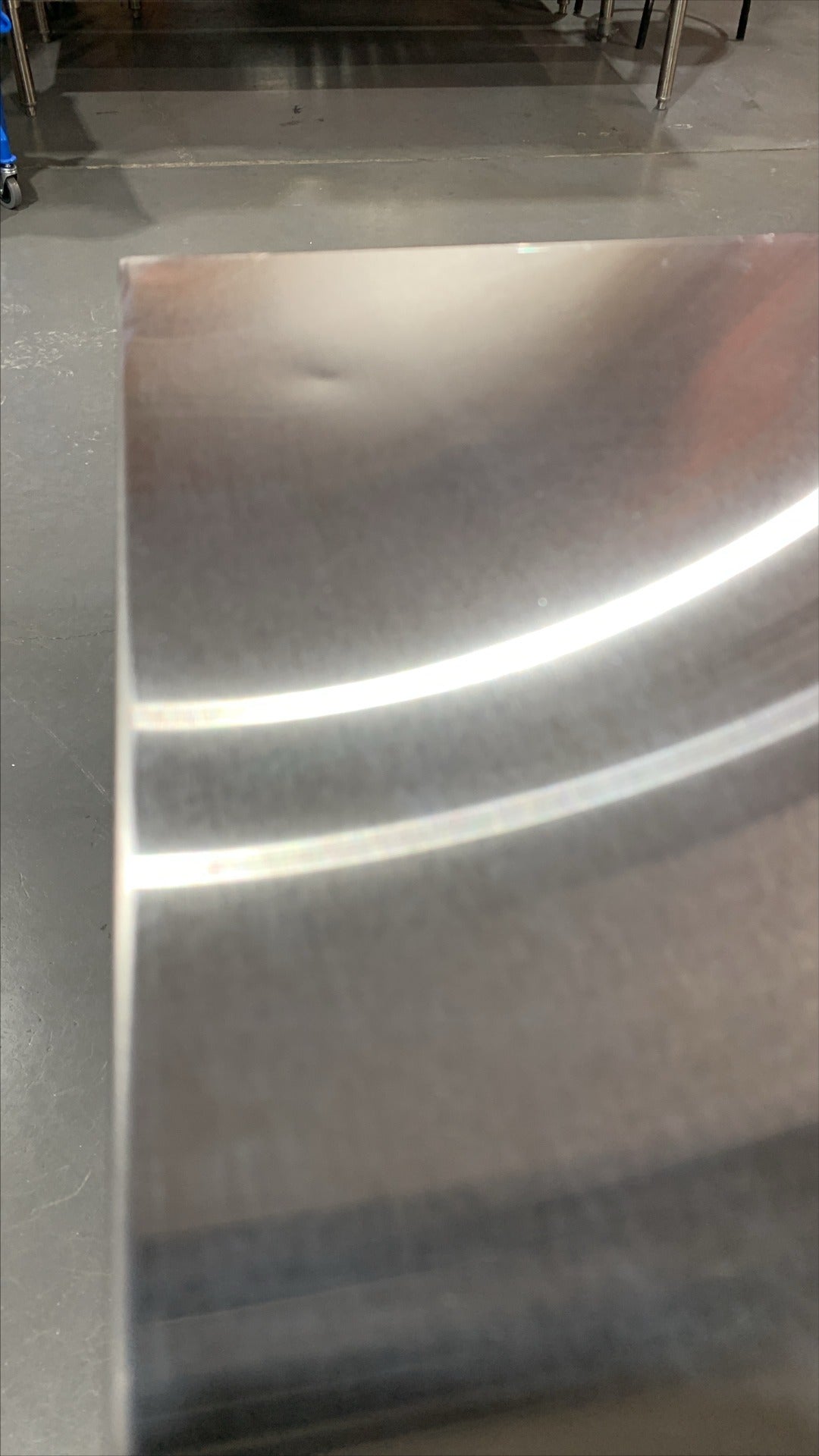 Table de travail en acier inoxydable avec tablette 84" x 30" (endommagée)