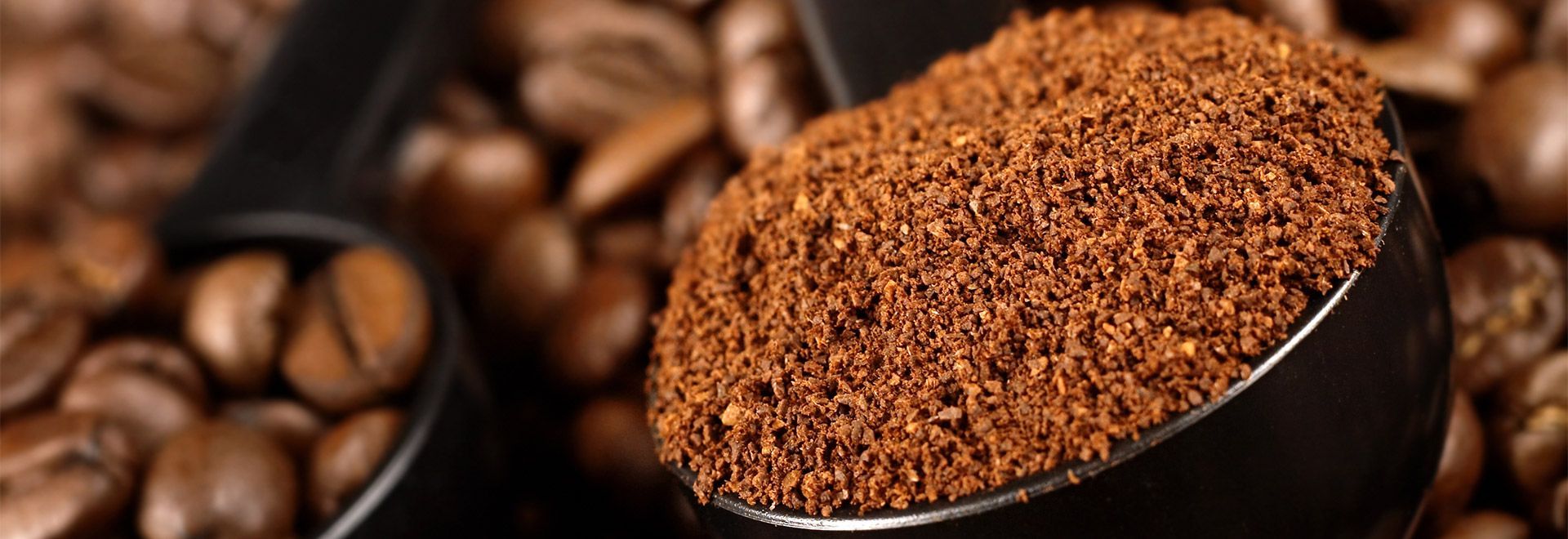 Le café moulu frais, l'oeuvre du moulin à café