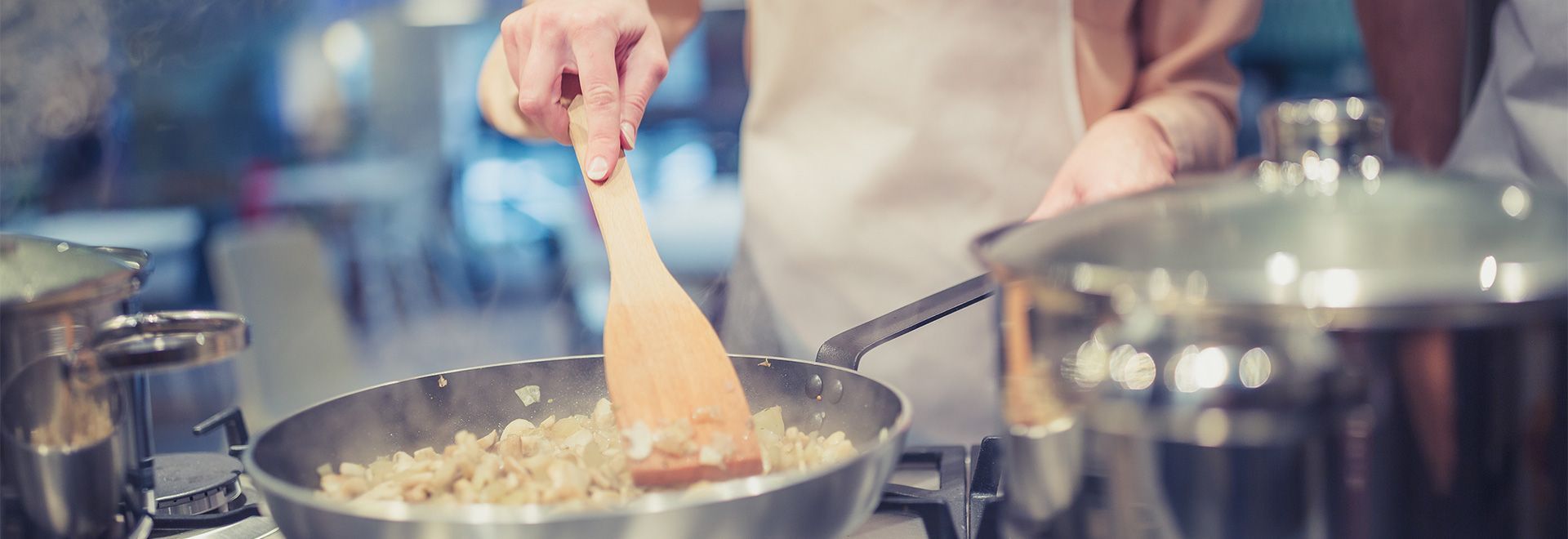 Cours de cuisine : apprendre et cuisiner avec des chefs 