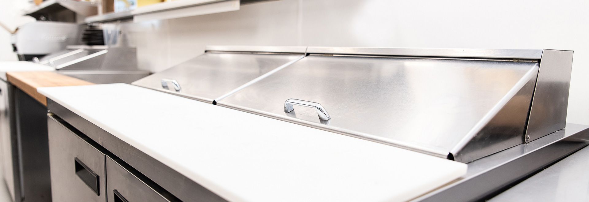 Tables de préparation réfrigérées et réfrigérateurs sous-comptoirs