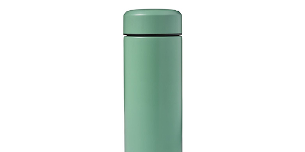 Bouteilles et tasses à thé
