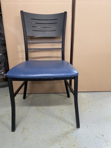 Chaise en métal, cuirette bleue, sans bras (usagée)