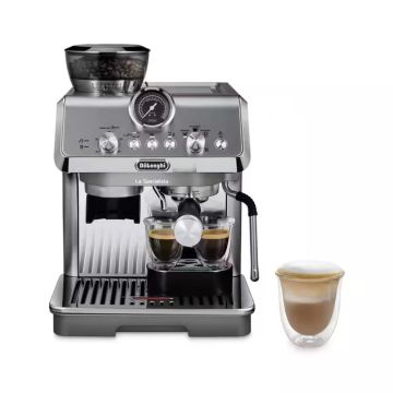 machine à café espresso de marque Delonghi avec grains de café et petit espresso en verre avec mousse de lait