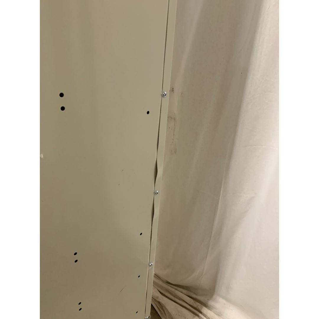 Casier simple en métal (endommagé)