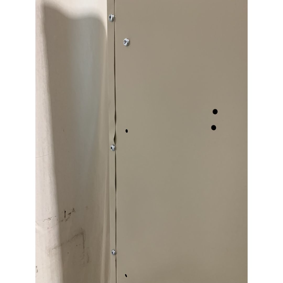 Casier simple en métal (endommagé)