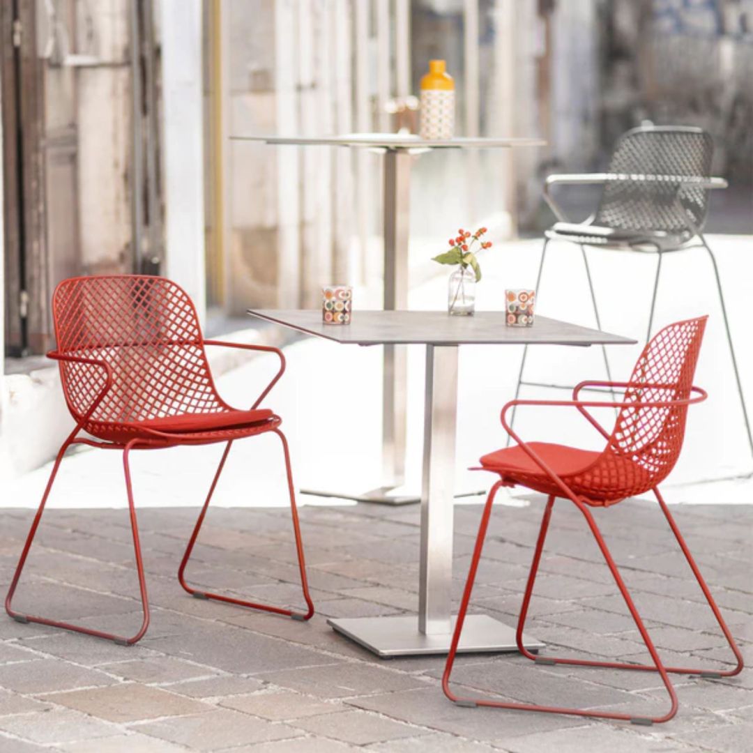 Chaise en métal avec appuis-bras Ramatuelle '73 - Rouge Bossa Nova