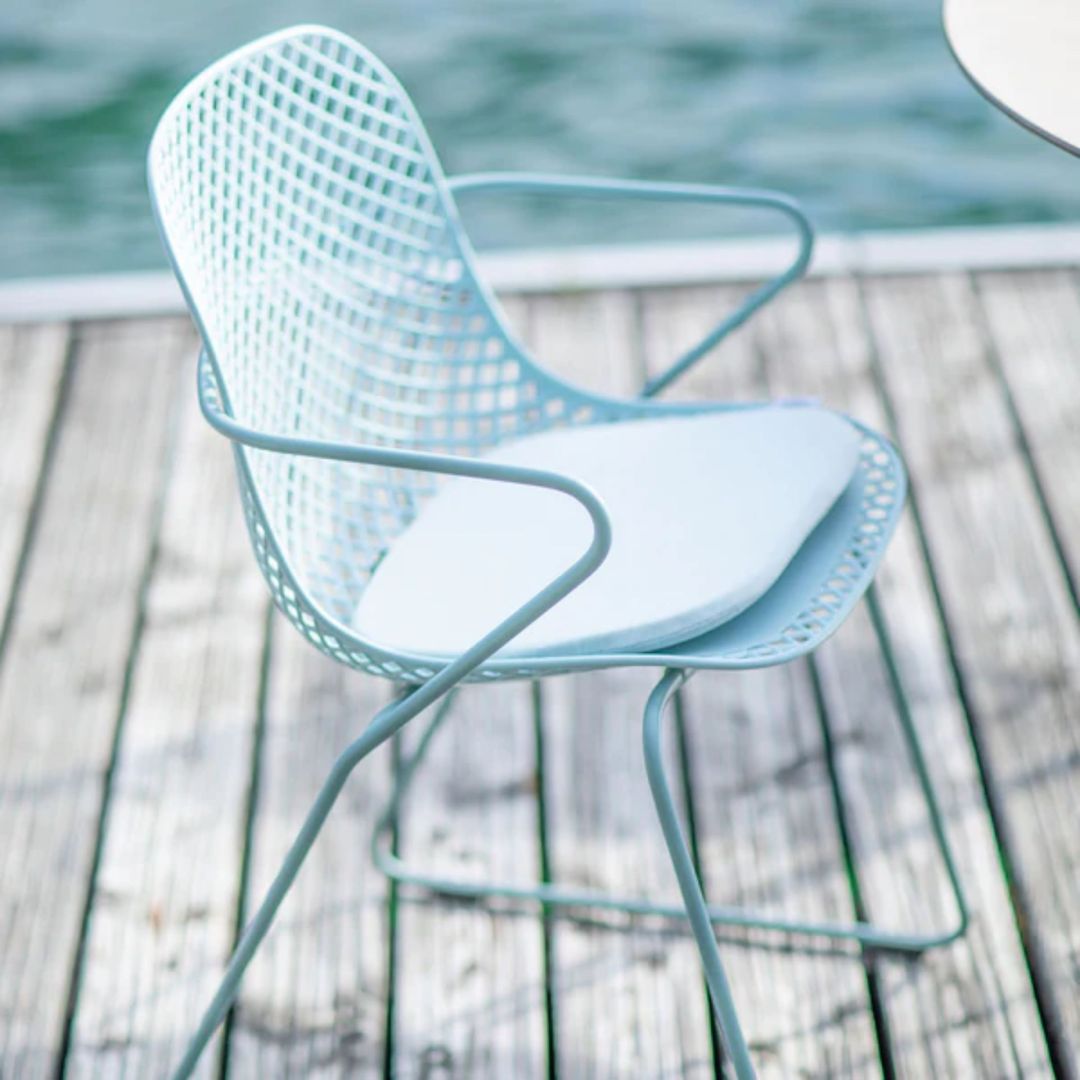 Chaise en métal avec appuis-bras Ramatuelle '73 - Bleu ether