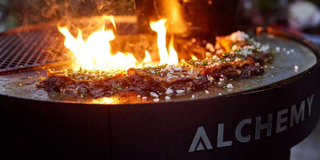 Fumer, griller et saisir : le gril 3-en-1 au charbon Alchemy.