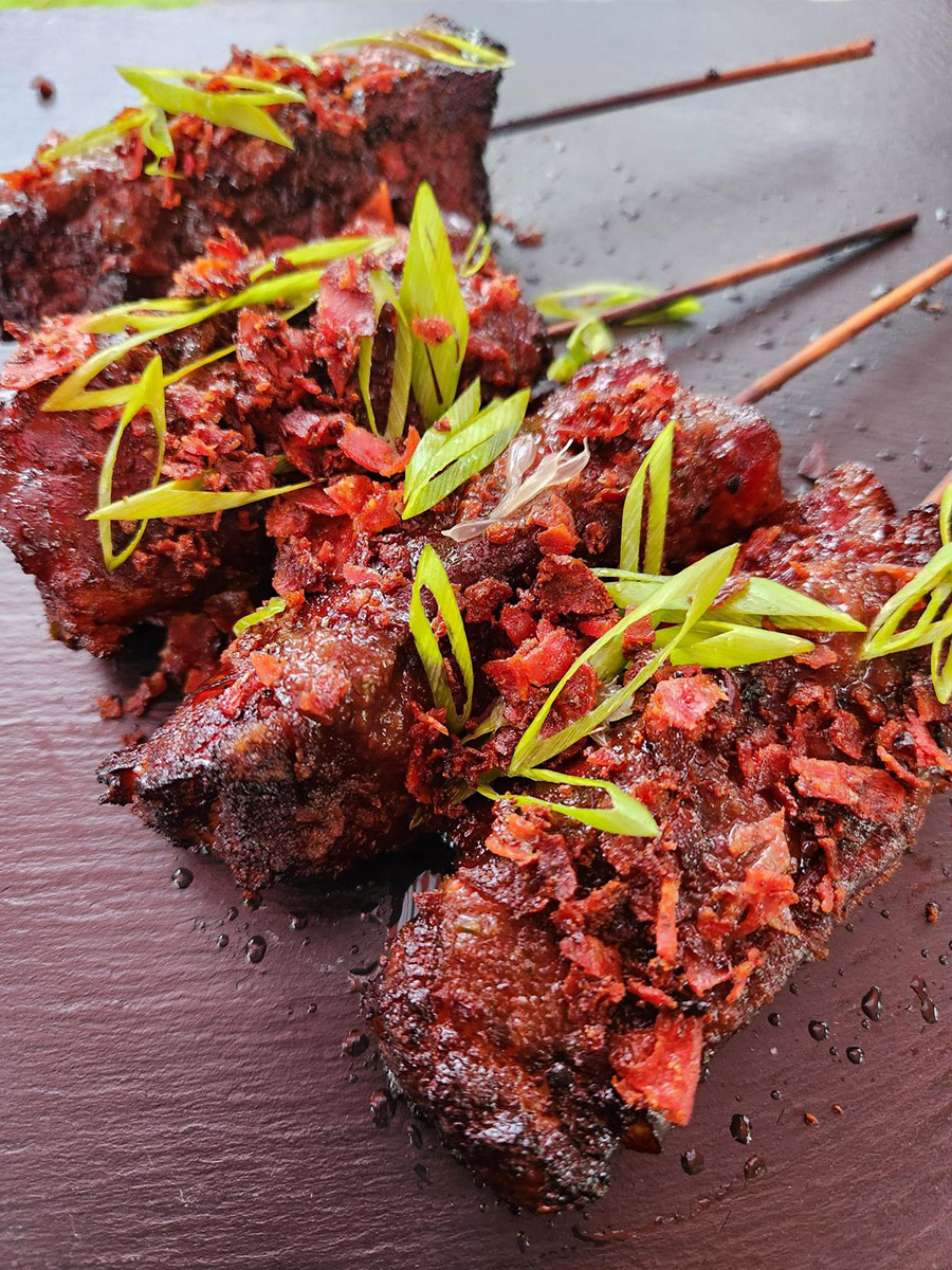 Lollipops de flanc de porc, sauce BBQ aux prunes